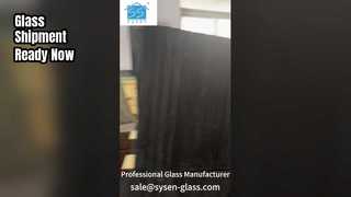 ガラス工場の倉庫は出荷の準備中です